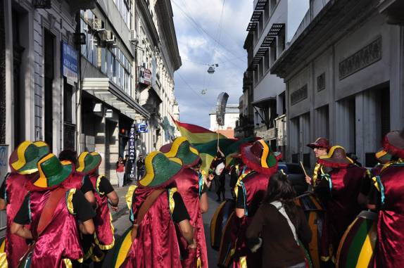 Bloco de carnaval em rua estreita de San Telmo, em Buenos Aires, na Argentina